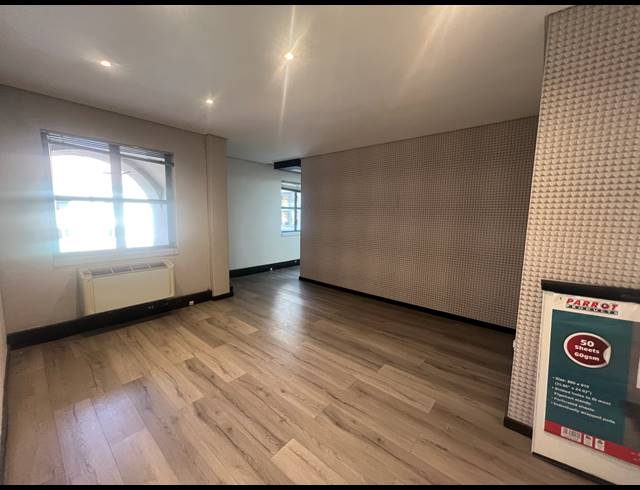 90M² OFFICE TO LET IN HYDE PARK